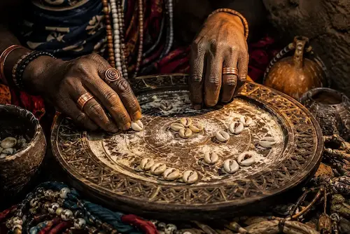 Consultation de l'oracle du Fa avant un rituel de désenvoûtement par Maître ZOUNYEKPE
